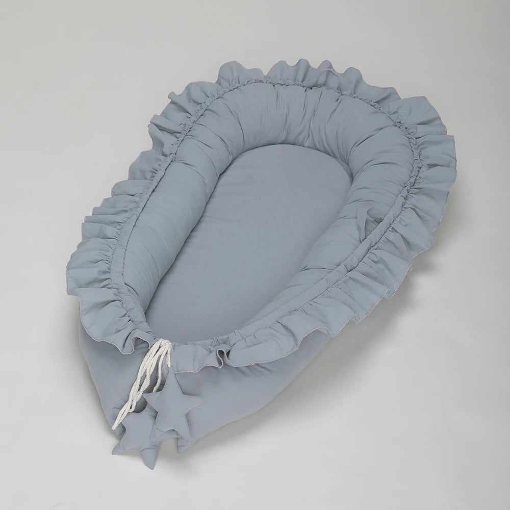 Ninho Redutor de Berço Portátil Ruffle — Algodão Soft Aconchego