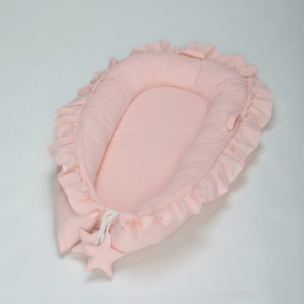 Ninho Redutor de Berço Portátil Ruffle — Algodão Soft Aconchego