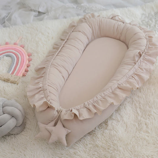 Ninho Redutor de Berço Portátil Ruffle — Algodão Soft Aconchego